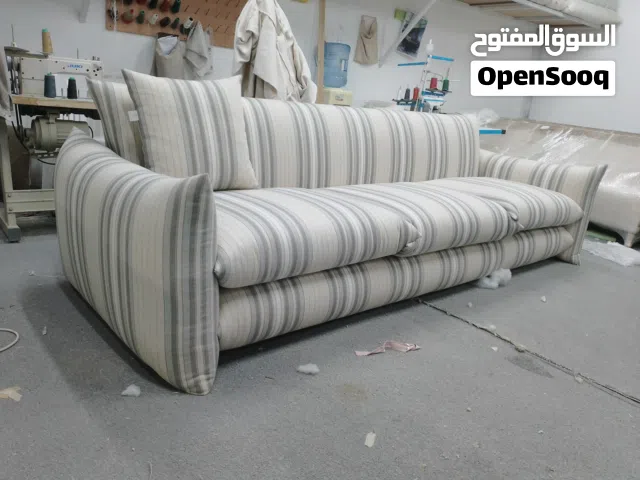 متخصص في تنفيذ وتفصيل الأثاث المخصص (Custom-made) بخبرة في اختيار الخامات وجودة التشطيب