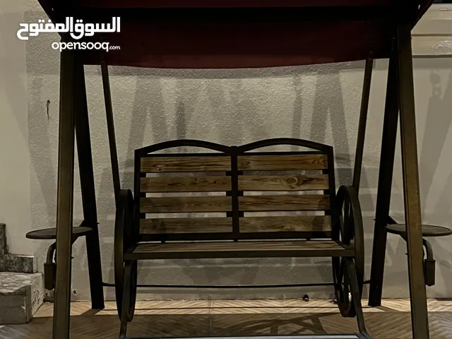 مرجوحة خارجية حديد وخشب جودة عالية بحالة ممتازة استعمال خفيف