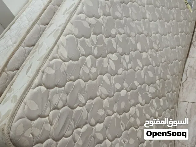 ثلاث جنابي طول 2متر والعرض 1,10متر  تخت ونص كل وحدة سعرها 20دينار للشراي ما بقصر معو  لايوجد توصيل