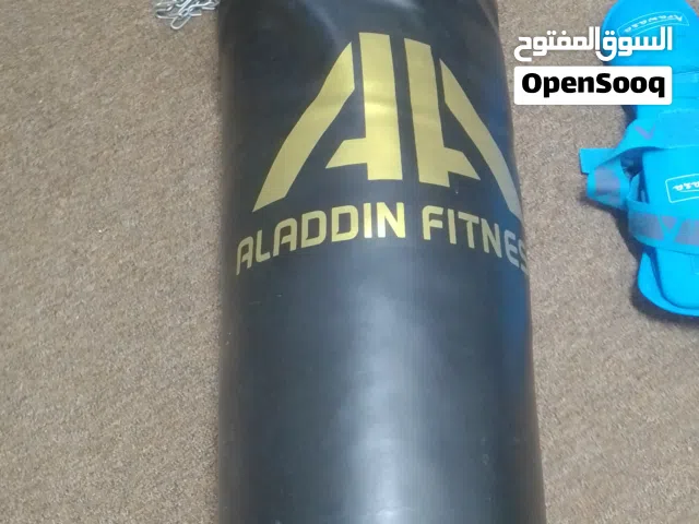 جيس ملاكمة طول متر شركة جيدة جيس قوي جداً مع حشوة نشارة خشب اضافتاً الى واقية رجل