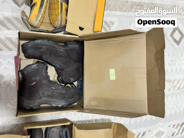 حذاء سيفتي جديد  قياس 42 سعر الواحد 10 الالف بس شرط تاخذهم كلهم مو قطعة وحدة