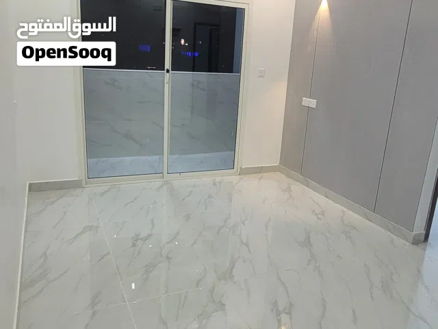 شقه روعه للبيع تمليك في شارع مجاهد وخلف جوله الرويشان