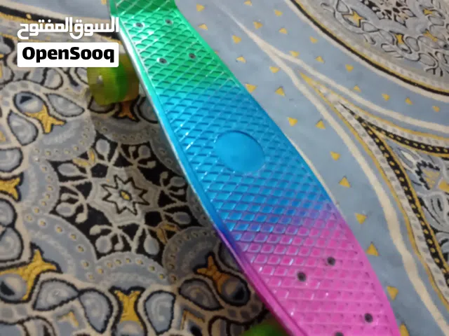 سكيت برد فيه اضاءه في العجلات