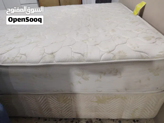 تخت امربكي مع فرشة متحرك بحالة جيدة جدآ طول 206 بعرض 150