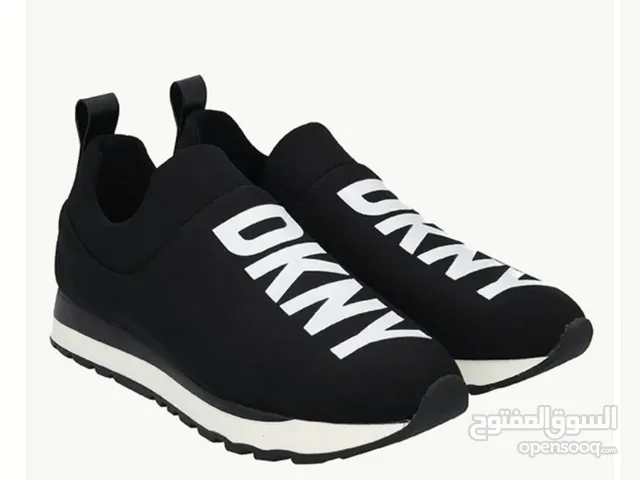 أحذية رياضية DKNY وبوما للبيع مقاس 39,40
