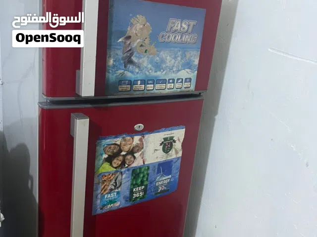 ثلاجة للبيع شغالة ونضيفة وتبريد ممتاز فقط بابها طايح البرغي مالته