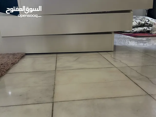 ادراج ايكيا ابيض بحاله ممتازة