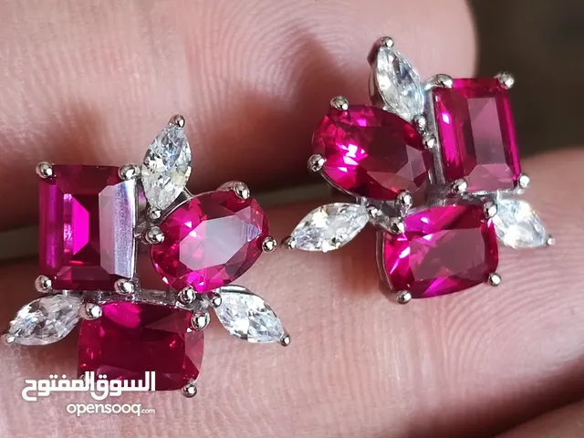 أقراط من الفضة والياقوت