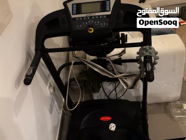 مشاية كهربائية بحالة ممتازة ومعها جهاز فايبريشن لشد الجسم ط