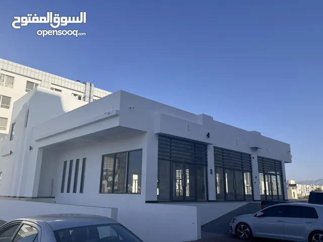 فرصة مميزة للاستثمار معرض مع مخزن في الخوض – مقابل استاد السيب