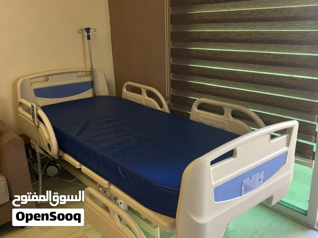 سرير طبي متحرك مع طاولته وحمالة السيروم