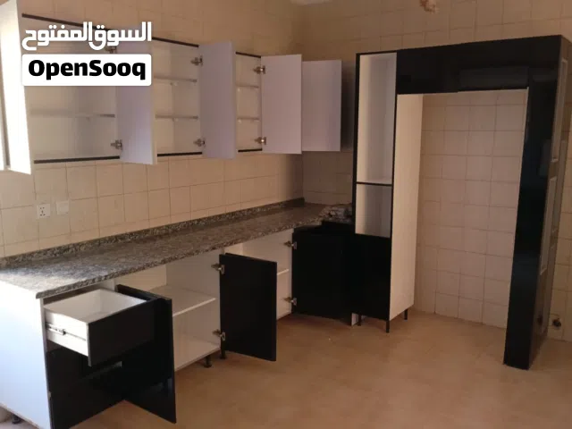 مطبخ ام اي قلوس بحاله ممتازه يغطي مساحه 40 متر تقريبا