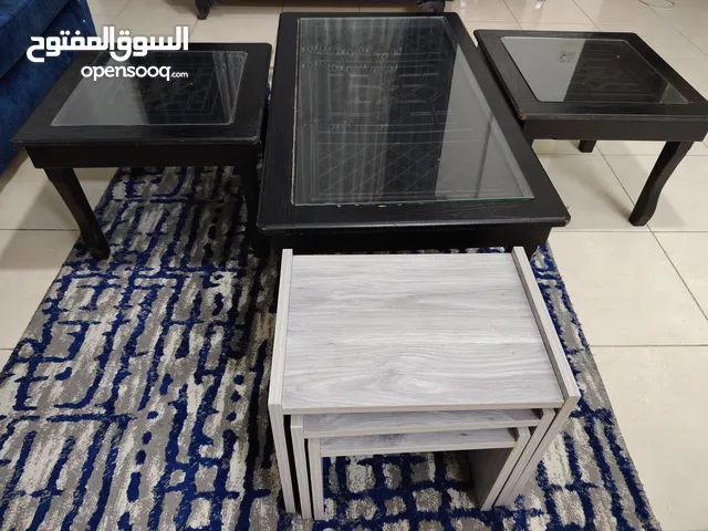 طاولات وسط خشب عدد 3 واحده كبيره واثنتان أصغر.. ومعهم هديه مجانيه طقم سرفيس لون سكني