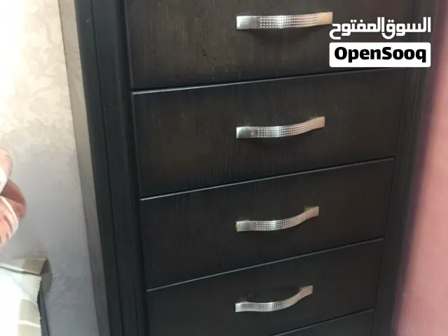 ملحق غرفة نوم خشب لاتيه تفصيل  ستة ادراج بحال الوكالة لون بني محروق مع حامي زجاجي علوي للبيع