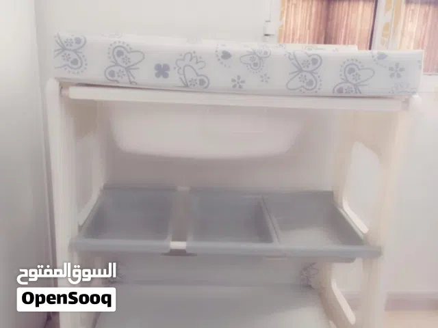 سرير لتغيير للبيبي وحفظ احتياجات البيبي