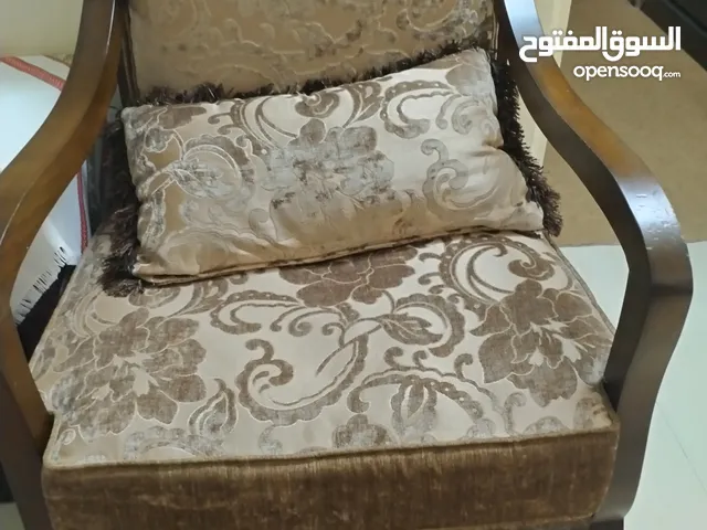 طقم كنب للبيع 7 مقاعد لون بني بحاله ممتازه 2 مفرد وثلاثيه وثنائيه