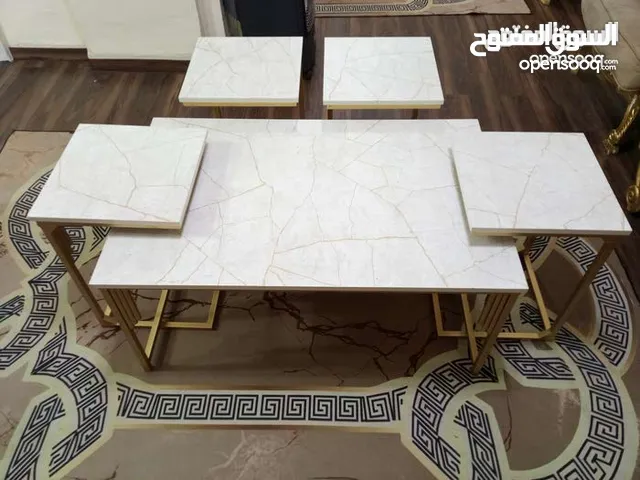 طاولة وسطية مع 4 طربيزات