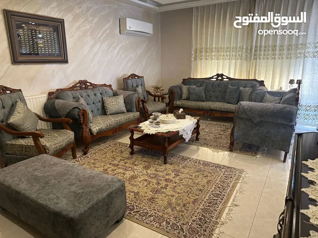 طقم كنب غرفه ضيوف مع طقم طاولات للبيع بسعر مغري