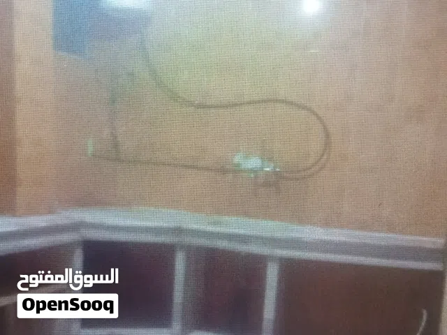 شقه ارضيه غرفتين وصالون كبير، ومطبخ وحمام وممر صغير، ومنشر  امام البيت البيت نظيف