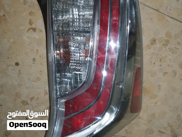 السلام عليكم متوفر هذول القطع عندي ضو بريوس اصلي خلفي 2012 عاكسه حمرا يمين مكسور القزازه ب 10 دنانير