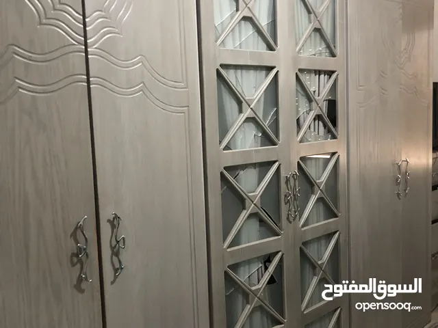 غرفة نوم لاتيه 2 كومادينة 1 ملحق خمس ادرج 1 بيرو وخزانه