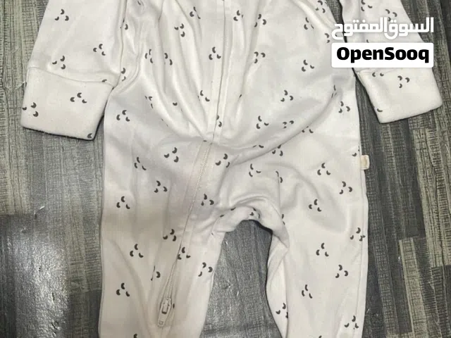20 pieces of clothing for children, both girls and boys and 3 baby blankets 20قطعة ملابس للاطفال حدي