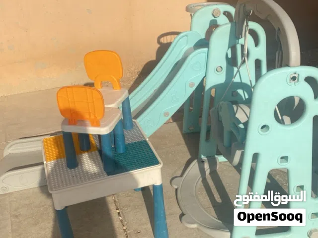 للبيع: مرجيحة وطاولة أطفال