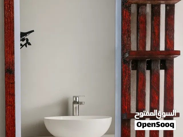 مرايا راقيه جدا خشب طبيعي مع رفوف  مناسب لجميع الاماكن غرف نوم غرف اطفال الصلات الحمامات و بسعر عرطه