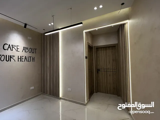 عيادة طبيه شارع مستشفى العام امام المعهد الفنى الصحى بجوار مستشفى الدلتا برج رويال بلازا قريبه من كل