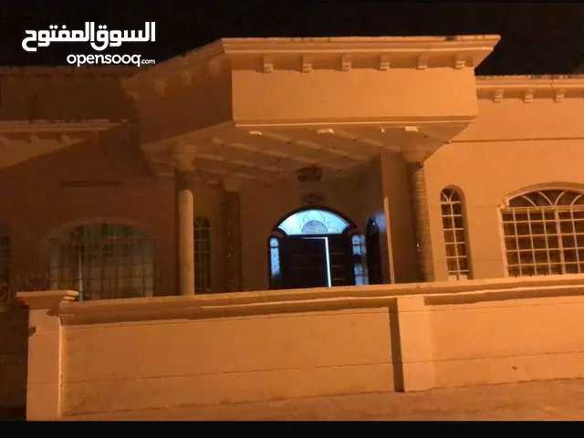 فله ارضيه مفروشه ومستقله تتكون من ثلاث غرف ومجلس وصالتين و4 دورات مياه وغرفه ملابس ومطبخ
