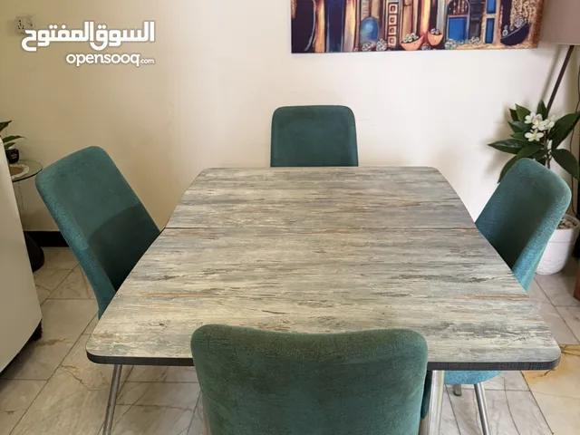 ميز طعام وأربع كراسي
