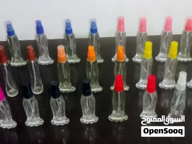 للبيع كمية زجاجات عطر فارغة (بخاخ ملون) بس ب 3 دنانير