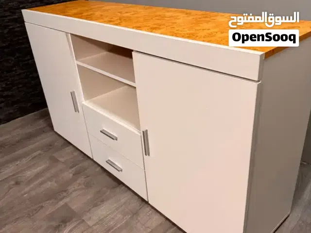 ركن قهوة مودرن مع تخزين بابين ودرجين ورفّين