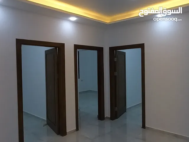 للايجار شقة سكنية من شبه فيلا ليست بناية على شارع البتراء قريبة من جميع الجدمات