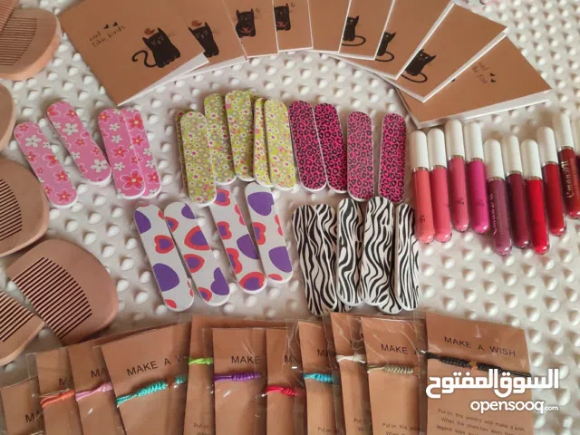 توزيعات هدايا مستحضرات عناية وأخرى للبنات