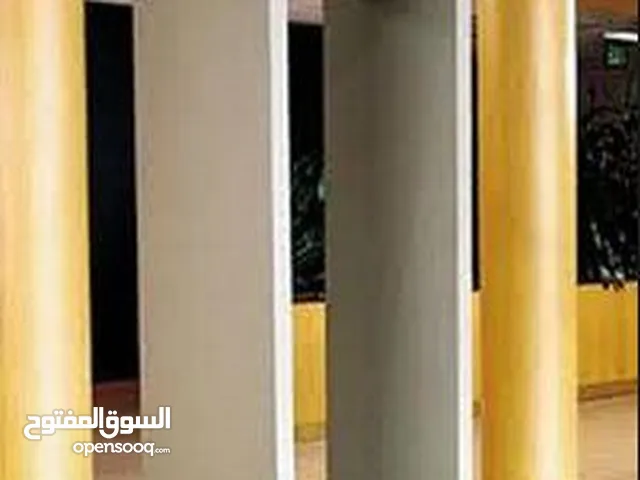 أجهزة تفتيش الحقائب وبوابات كشف المعادن