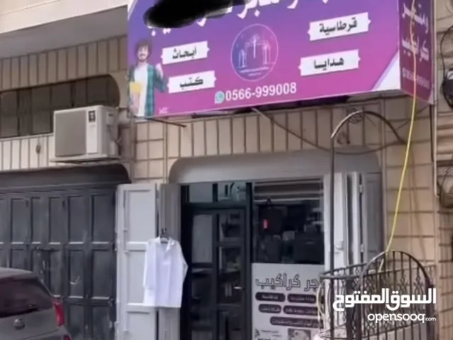 متوفر محل للايجار السنوي مقابل جامعة الخليل / البوابه الخلفيه  المحل مجهز بالكامل