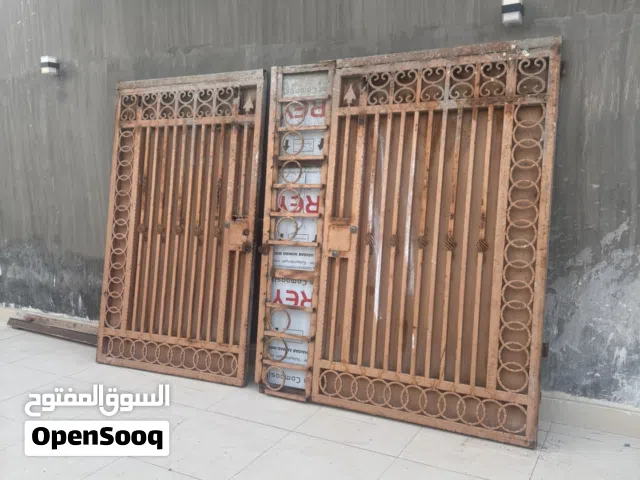 باب حديد صالح للعمل نضيف القياس العرض 3متر والارتفاع 2 متر ومرجوحه حديد