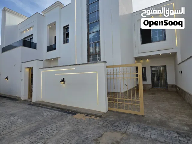 فيلات خليجي تشطيب حديث للبيع - عين زارة قرب جزيرة الفردوس موقع ممتاز قريب من الخدمات