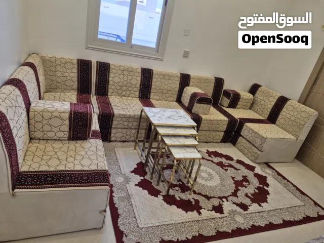 طقم مع سجادة وطاولات مستعمل شي بسيط