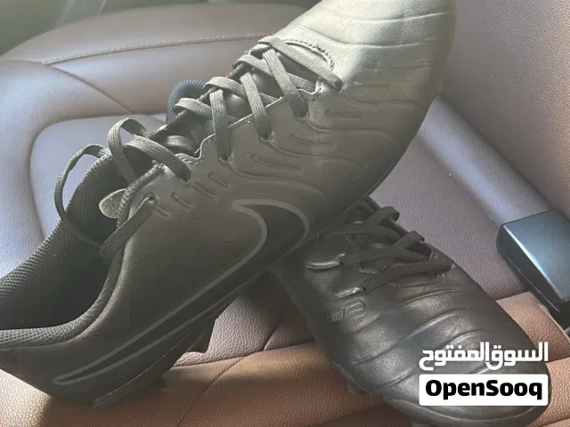 بوت كورة قدم من شركه nike
