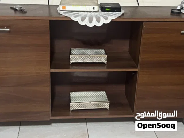 طاولة تلفزيون بحالة ممتازة