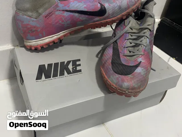 حذاء كره قدم مستعمل بحاله جيدا جدا مقاس 44 او 43 نوعيه نايك مخيط من الاسفل لكي لا يتمزق غير اصلي