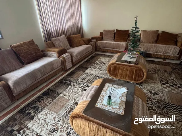 صوفا وارد بريطانيا بحالة ممتازة جدا