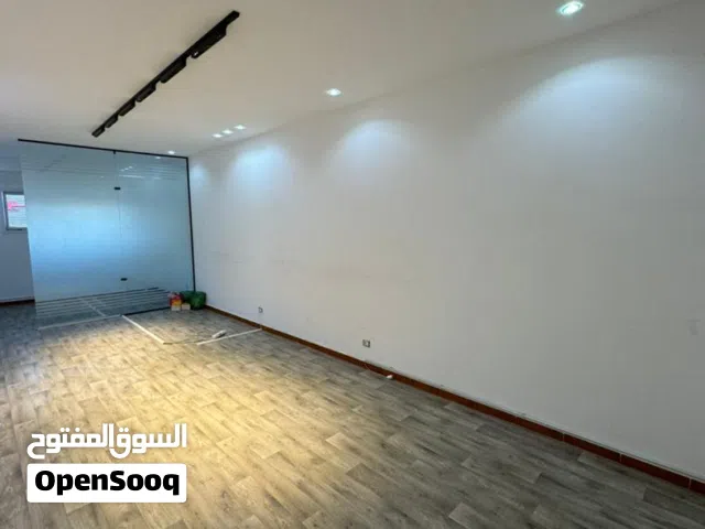 شقة أرضية للإيجار - تصلح للنشاط الخدمي والمكتبي تشطيب نظيف وموقع مناسب للأعمال والخدمات.