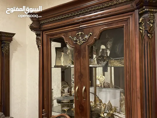 طاولة سفرة دمياط خشب ثقيل مكونة من طاولة سفرة كبيره ودينسوار وبوفيه والطاولة معها 8 مقاعد