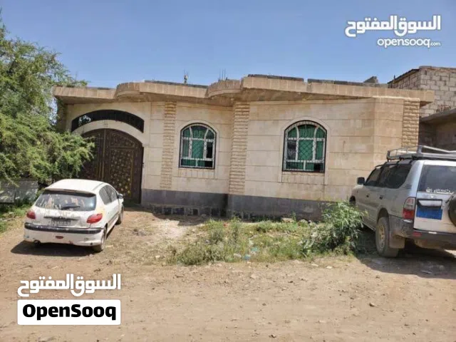 شقة أرضية واسعة  مع حوش (الحمى) ومدخل مستقل للمجلس قريبة من جولة المنعي