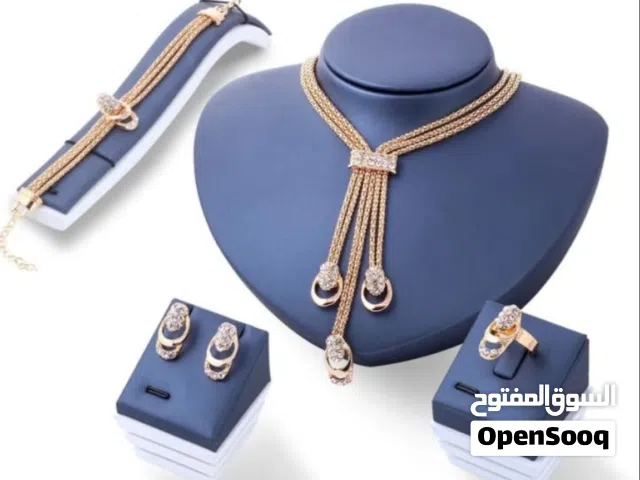 قلادة نسائية اكسسوار جولد بتصميم عصري توصيل لجميع انحاء السلطنه