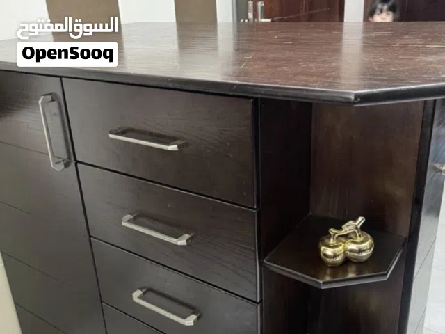 طاولة مطبخ وسط