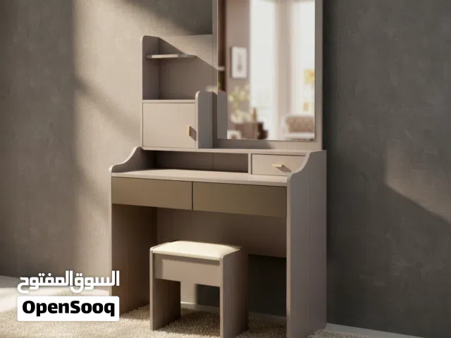 طاولة تسريحة غرف نوم مودرن مع مرآة واسعة ومقعد مريح